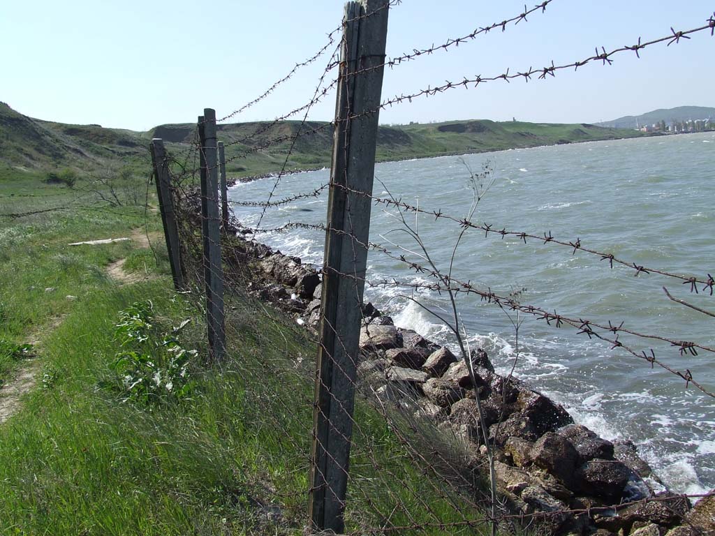 Колючая проволока на берегу Керченского пролива