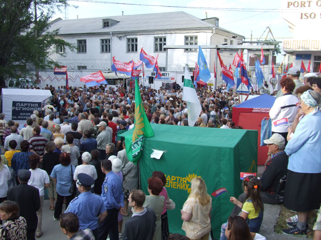 Митинг против НАТО в морпорту Феодосии