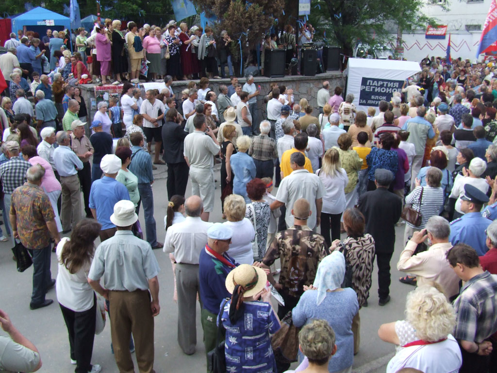 АнтиНАТОвский митинг на площади перед Феодосийским Морским портом