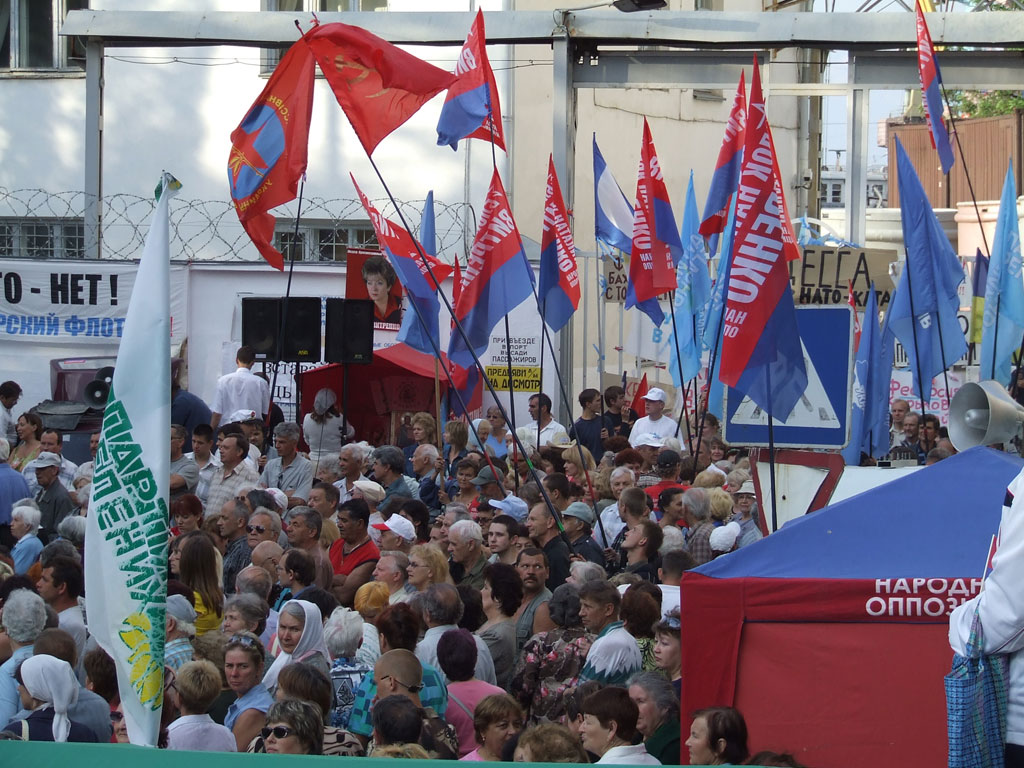 АнтиНАТОвский митинг на площади перед Морским портом Феодосии