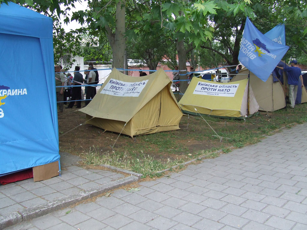 Палатки митингующих в Феодосийском морском порту