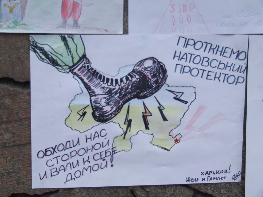 Антинатовский плакат на митинге в Феодосии