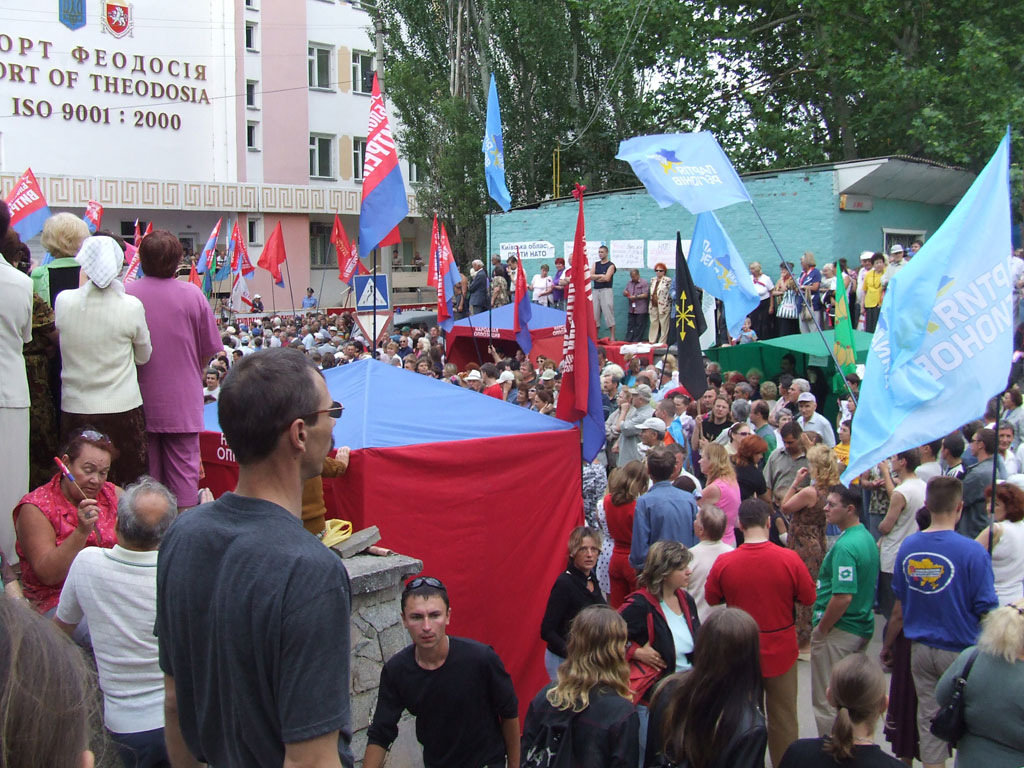 Митинг против НАТО в Крыму перед Феодосийским морпортом