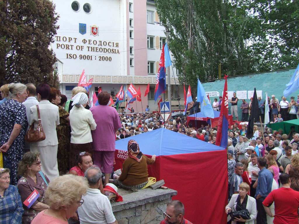 Митинг против НАТО в Крыму перед Феодосийским портом