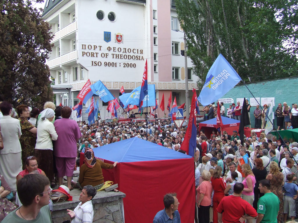 Митинг против НАТО в Крыму перед Феодосийским морским портом