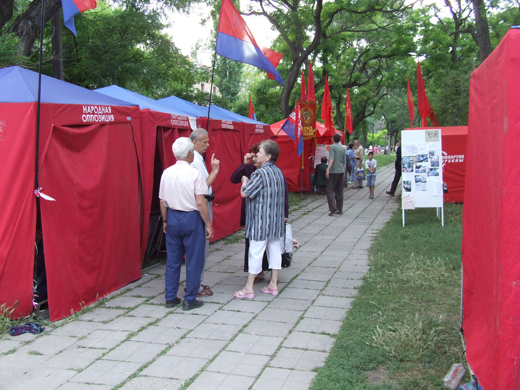 Палаточный городок на митинге в порту Феодосии