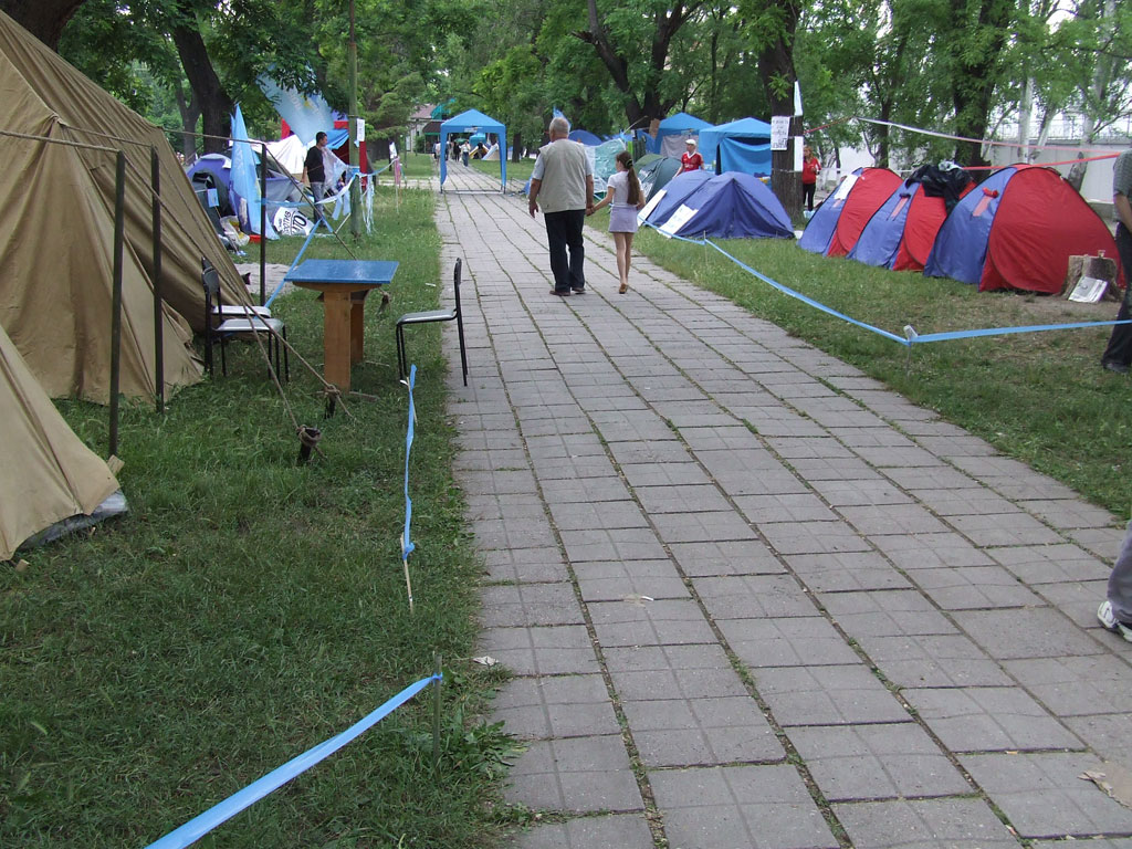Палаточный лагерь протестующих против учений НАТО в Крыму