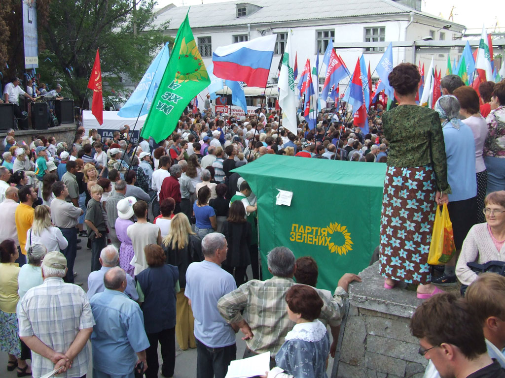 Протестующие против НАТО в Феодосии