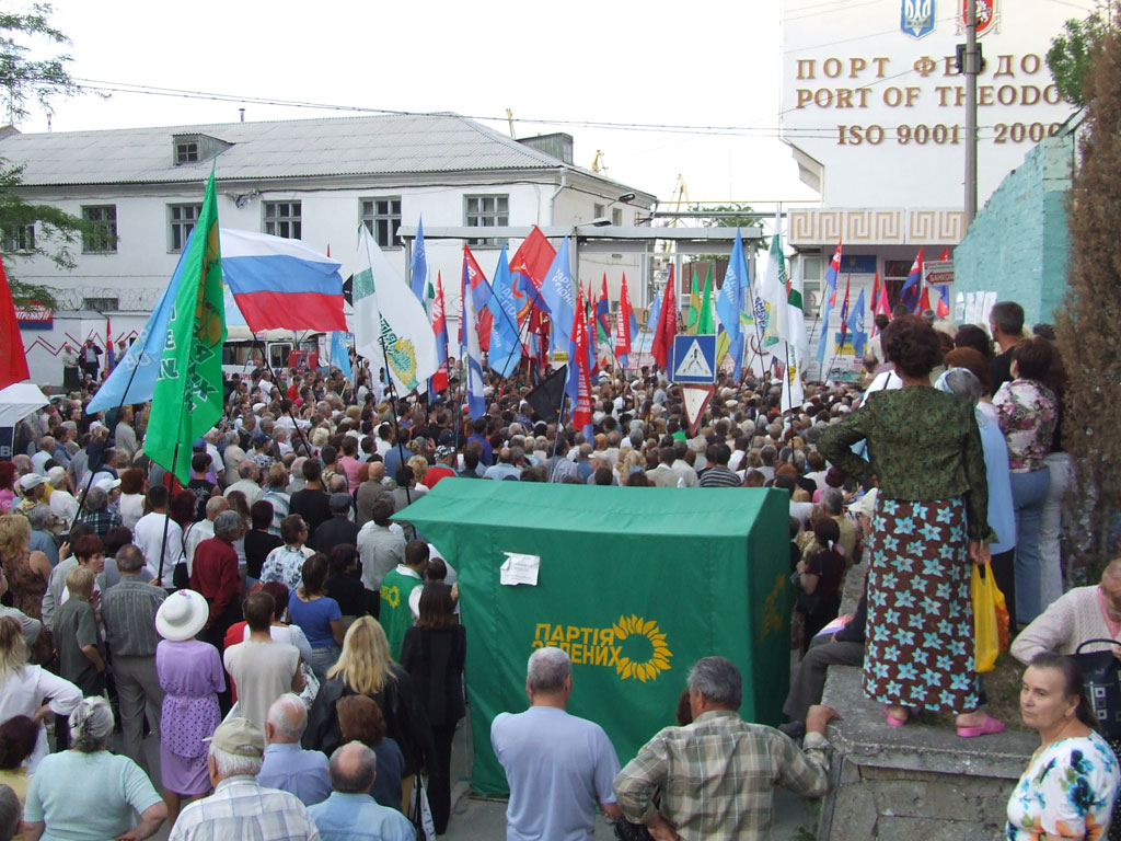 Протестующие против НАТО в Крыму
