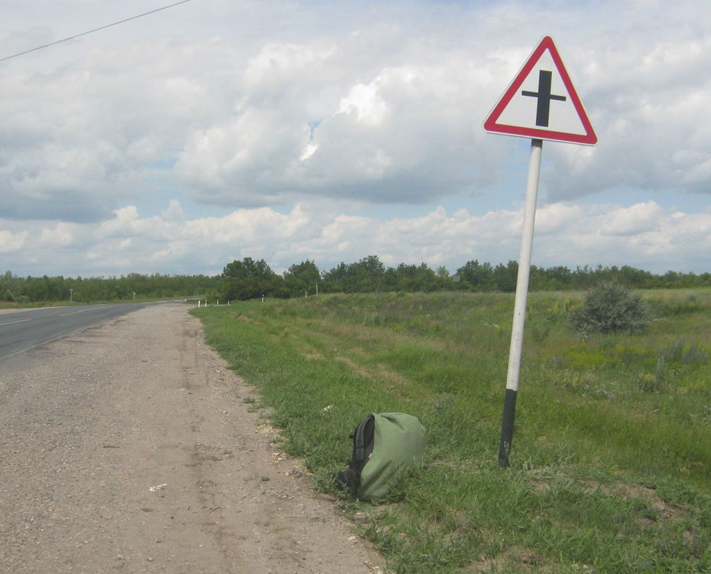 Под тенью этого дорожного знака я укрывался от прямого солнца