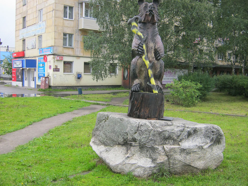 049_Медведь в городе Медвежьегорске