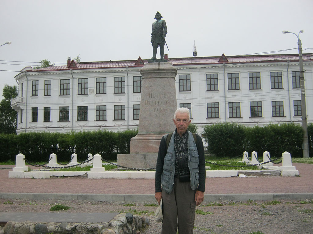 054_На фоне памятника Петру Великому