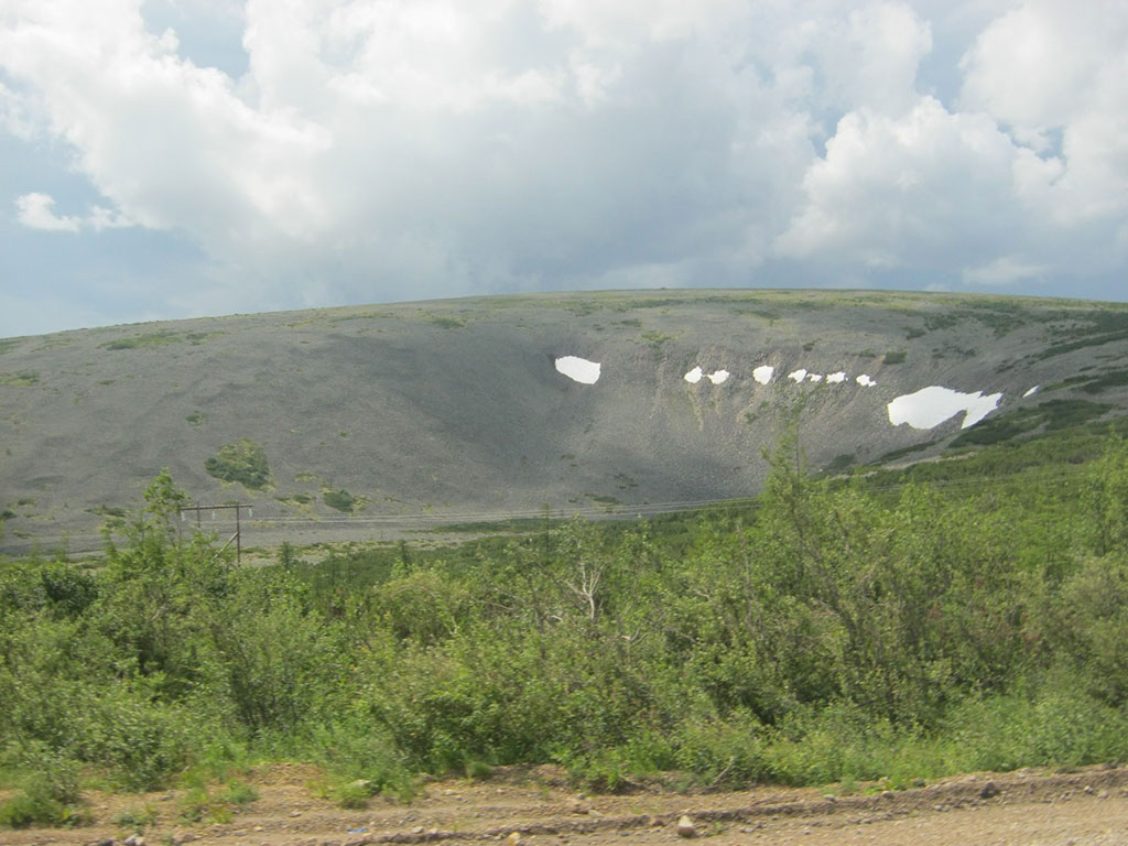 113_Снег в котловине