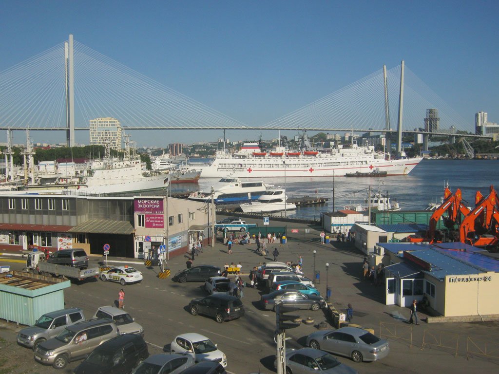Вид на морской порт и Золотой мост через бухту Золотой Рог