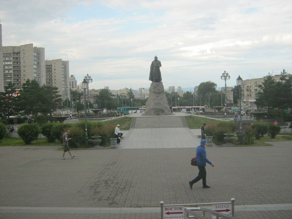 Памятник Е.П. Хабарову на привокзальной площади Хабаровска