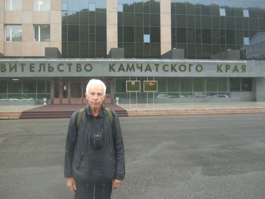 На фоне дома Правительства Камчатского края