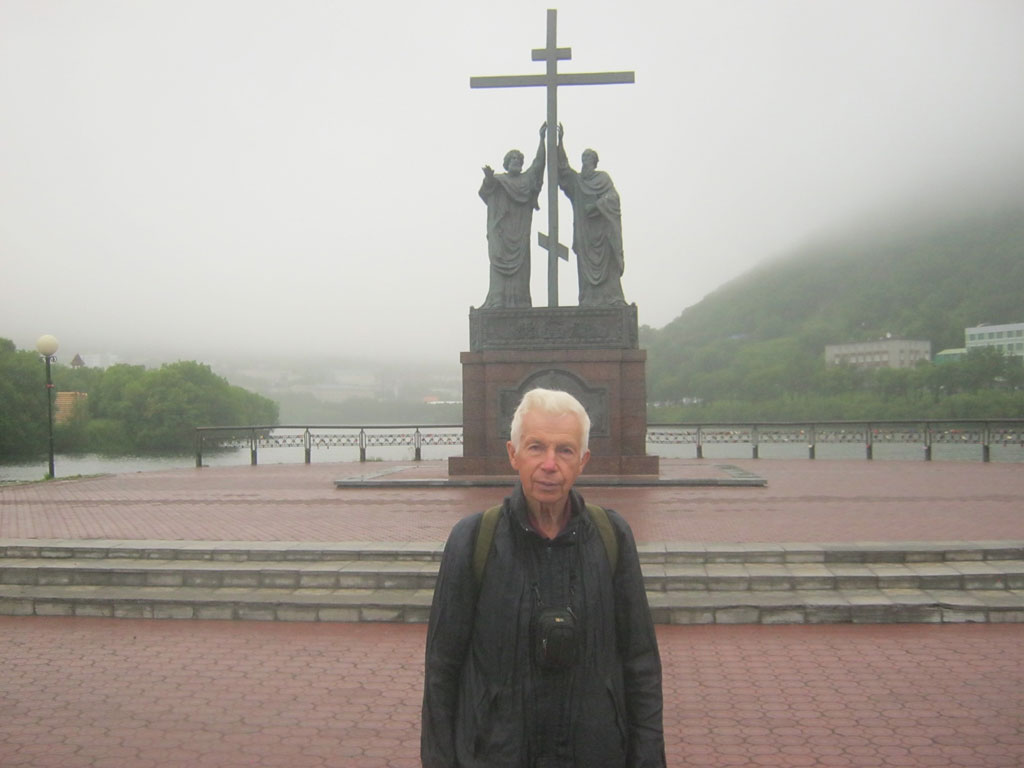 У памятника Петру и Павлу