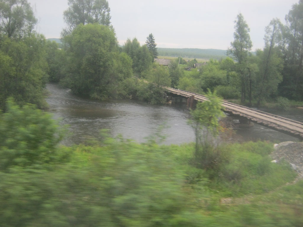 Мост через реку без ограждения