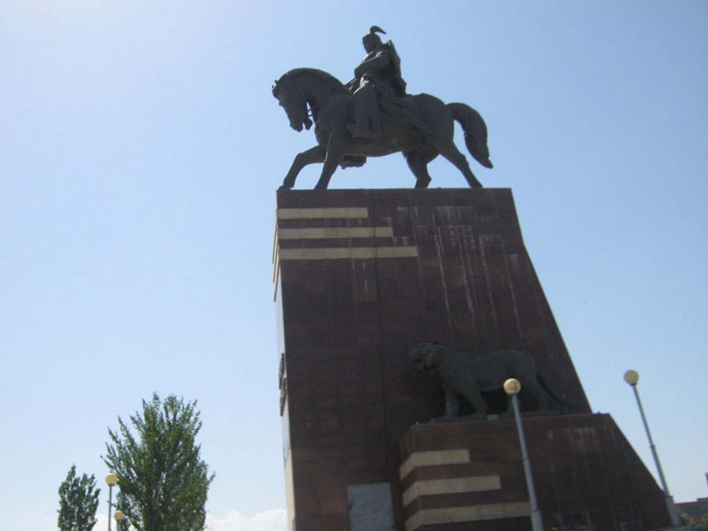 245_Памятник Манасу в Кызыл-Кия