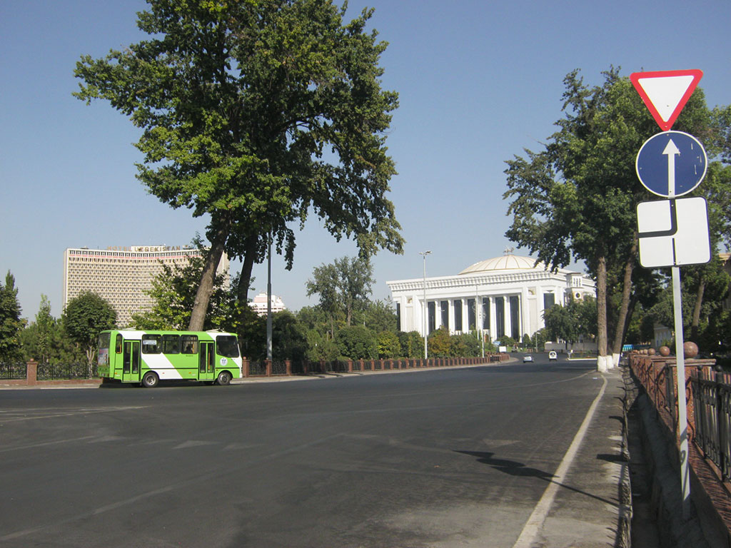 298_Сквер Амира Темура (на фото - слева)