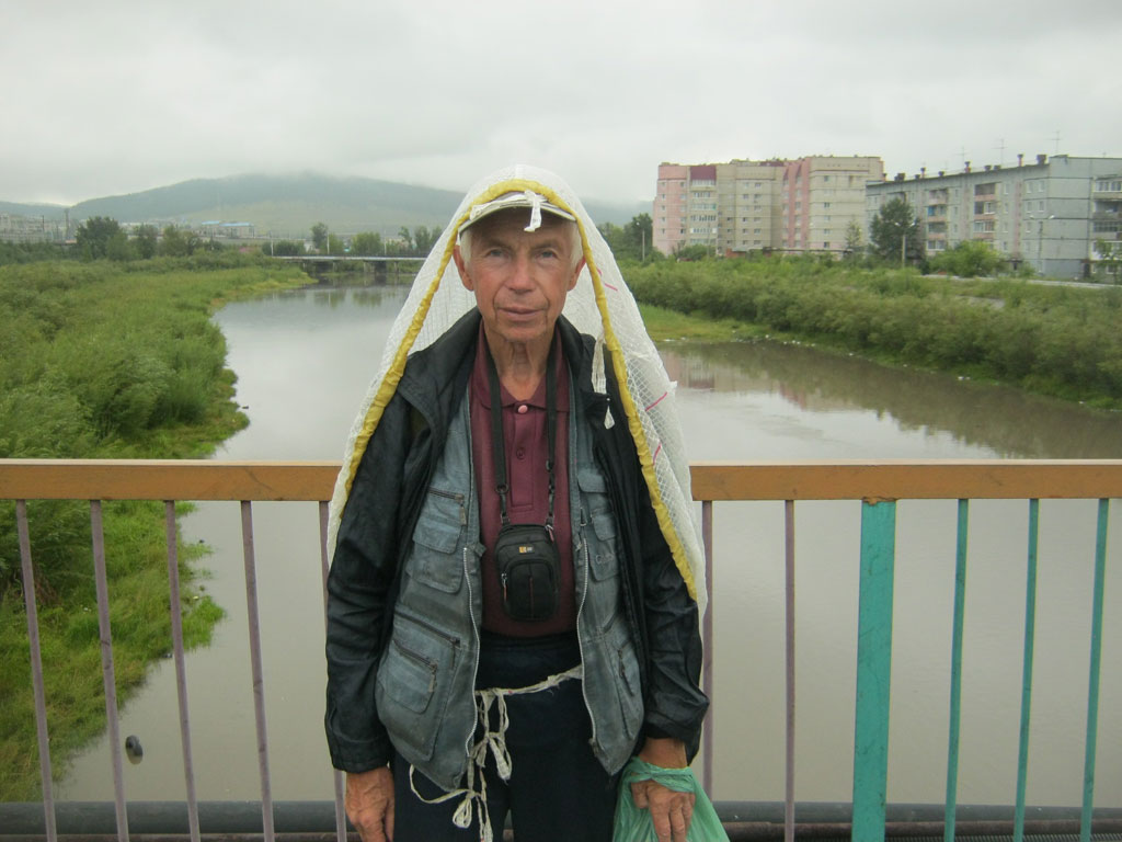 На фоне реки Чита