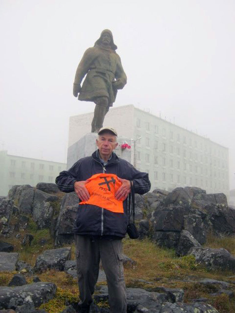 Диксон(29)_С вымпелом футбольного клуба ШАХТЁР